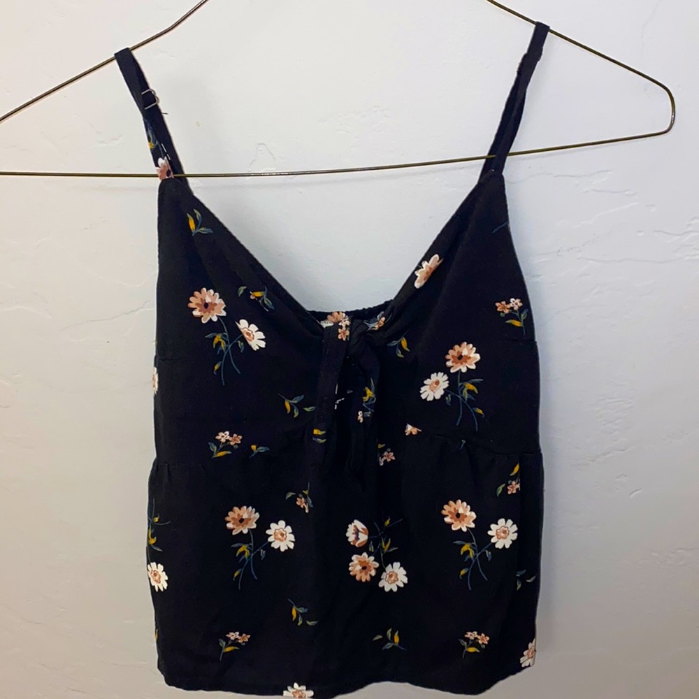 A xs blouse tank top from Hollister.